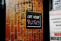 今なお営業しているROCK CITY。入り口ドアには「Close The Fuckin' Door Bitch!」との張り紙が。