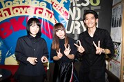 PEDRO。左から田渕ひさ子（G）、アユニ・D（B, Vo）、毛利匠太（Dr）。（撮影：外林健太）