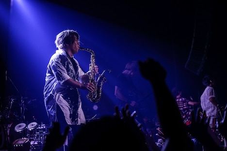 誠果（Sax, Manipulator）（写真提供：ソニー・ミュージックレコーズ）