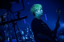 信人（B）（写真提供：ソニー・ミュージックレコーズ）