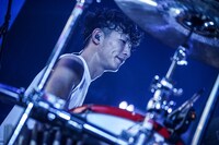 真太郎（Dr）（写真提供：ソニー・ミュージックレコーズ）