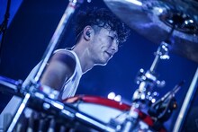 真太郎（Dr）（写真提供：ソニー・ミュージックレコーズ）