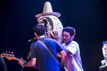 MONOEYESのステージに乱入するTOSHI-LOW（BRAHMAN）。（Photo by HayachiN）