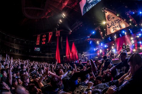 HAWAIIAN6のライブの様子。（Photo by HayachiN）