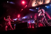 東京スカパラダイスオーケストラとTAKUMA（10-FEET / 左）。（Photo by HayachiN）