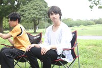 カメラを見るタカシ（手前）。