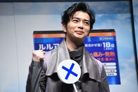 風邪にまつわるクイズに全問正解しガッツポーズする松本潤（嵐）。