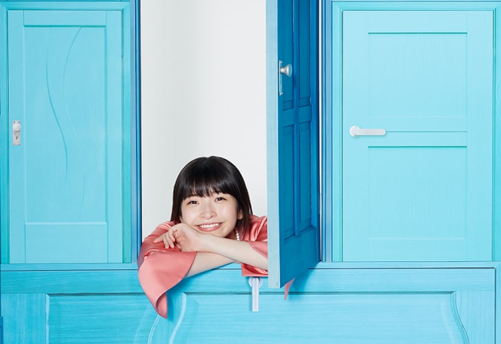 halca、新作ジャケットで扉だらけの不思議な部屋に迷い込む