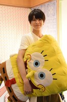 スポンジ・ボブを小脇に抱える塩崎太智。