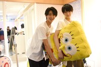 塩崎太智（右）と一緒にスポンジ・ボブを抱える曽野舜太（左）。