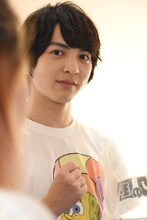 小さくガッツポーズする吉田仁人。