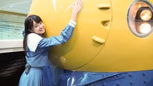 新幹線に抱きつく瀧野由美子（STU48） (c)テレビ朝日