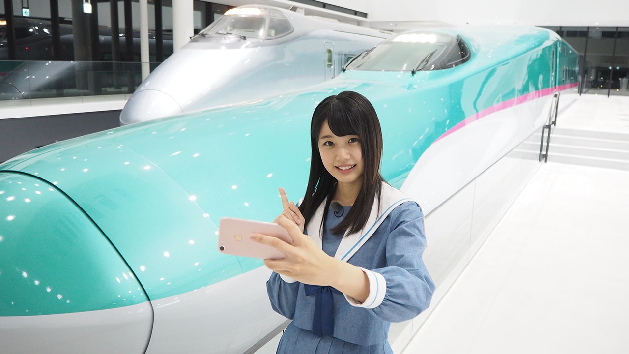 新幹線と写真を撮る瀧野由美子（STU48） (c)テレビ朝日