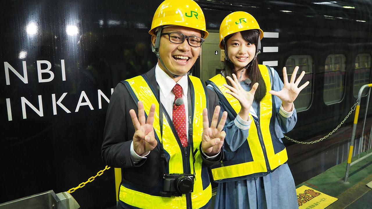 左からホリプロの南田裕介マネージャー、瀧野由美子（STU48）。(c)テレビ朝日