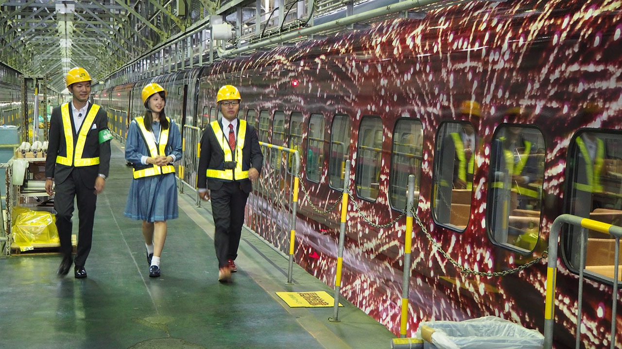 「現美新幹線」のある車両基地を見学する瀧野由美子（STU48）。(c)テレビ朝日