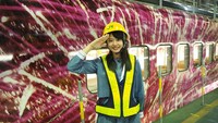 「現美新幹線」のある車両基地を見学する瀧野由美子（STU48）。(c)テレビ朝日