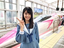 「ハローキティ新幹線」をバックにピースを決める瀧野由美子（STU48） (c)テレビ朝日