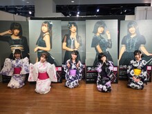 大阪・なんばマルイで開催された「DEAR KISS展」に来場したDEAR KISSメンバー。（写真提供：FIFTY-FIFTY inc.）