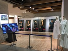 大阪・なんばマルイで開催された「DEAR KISS展」の様子。（写真提供：FIFTY-FIFTY inc.）