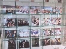 大阪・なんばマルイで開催された「DEAR KISS展」の様子。（写真提供：FIFTY-FIFTY inc.）