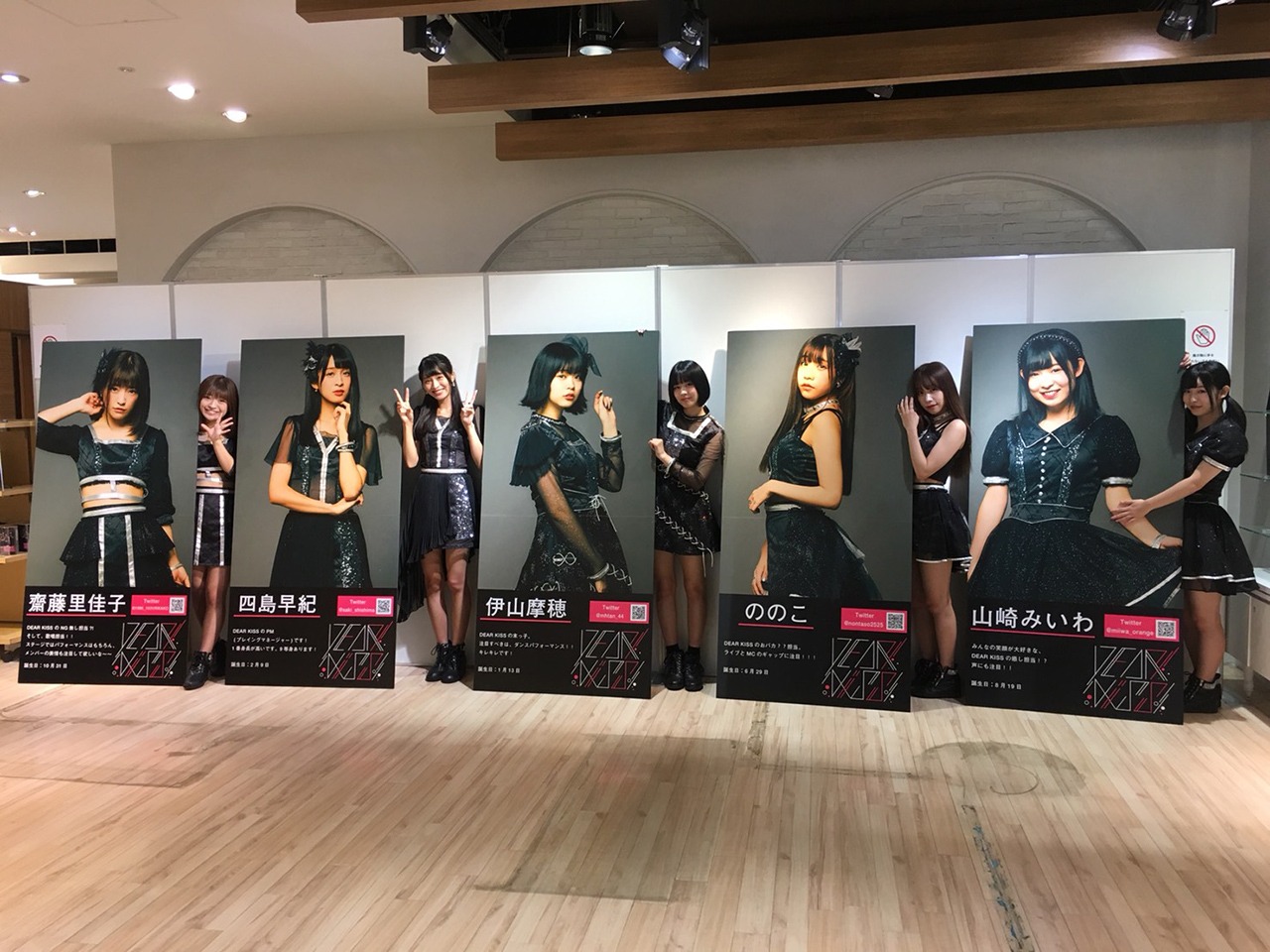 大阪・なんばマルイで開催された「DEAR KISS展」の様子。（写真提供：FIFTY-FIFTY inc.）