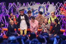 ダウンタウンとトークするDA PUMP。 (c)フジテレビ