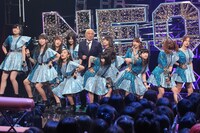 松本人志を取り囲むモーニング娘。'18。 (c)フジテレビ