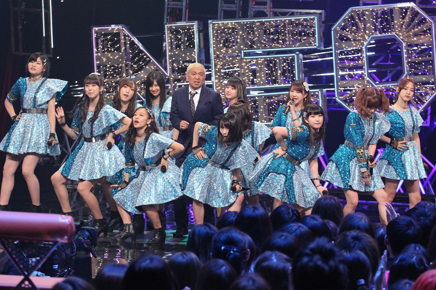 ダウンタウン松本がモーニング娘。'18に囲まれるワンシーン。(c)フジテレビ