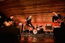 THE NEATBEATS（撮影：橋本塁）