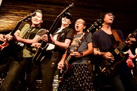 「夏の魔物2018 in OSAKA」フィナーレの様子。（撮影：橋本塁）