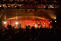 ROLLY＆大槻ケンヂと魔物少女達（撮影：橋本塁）