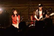 左から左から泉茉里、鮎川誠。（撮影：橋本塁）