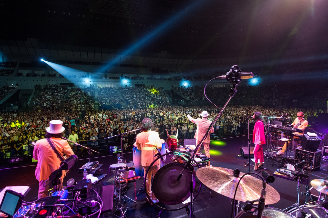 クレイジーケンバンド「CRAZY KEN BAND TOUR 2018 GOING TO A GO-GO Presented by NISHIHARA SHOKAI」の様子。（撮影：小河俊哉 / 岡田友貴 / 本多亨光）
