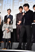 笑顔で撮影時の様子を振り返る新井美羽（前列左）と山下健二郎（前列右）。