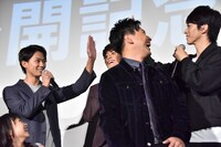 ハイタッチを繰り広げるSMGのメンバー（後列）。