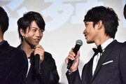廣瀬智紀に「いい声ですね」と声をかける佐藤寛太(右)。