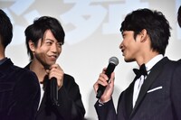 廣瀬智紀に「いい声ですね」と声をかける佐藤寛太（右）。