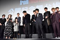 新井美羽（左から3人目）にデレデレなDTC（前列右から3人）。