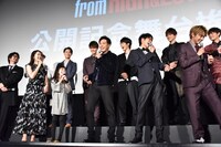 新井美羽（左から2番目）にデレデレなDTC（前列右から3人）。