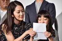 山下健二郎への手紙を読む新井美羽（右）。