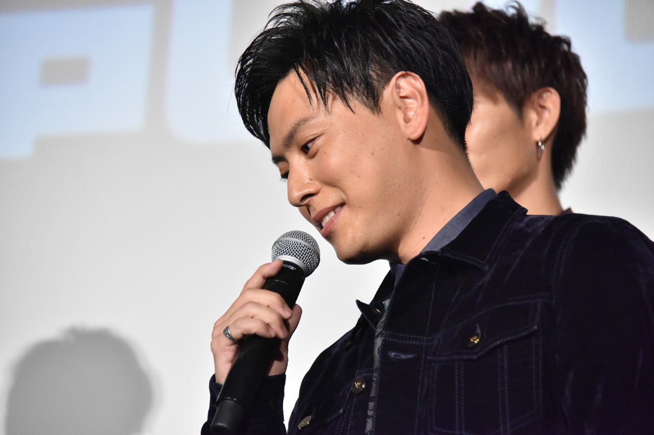 新井美羽からの手紙の内容に耳を傾ける山下健二郎。