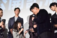 新井美羽から手紙を受け取る山下健二郎。