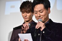 新井美羽からもらった手紙をまじまじとながめる山下健二郎。