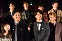 下段左から新井美羽、山下健二郎、佐藤寛太、佐藤大樹。