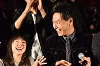 左から新井美羽、山下健二郎。