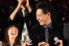 左から新井美羽、山下健二郎。