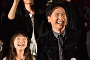 左から新井美羽、山下健二郎。