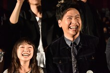 左から新井美羽、山下健二郎。