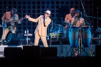 クレイジーケンバンド「CRAZY KEN BAND TOUR 2018 GOING TO A GO-GO Presented by NISHIHARA SHOKAI」の様子。（撮影：小河俊哉 / 岡田友貴 / 本多亨光）