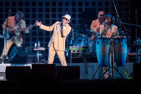 クレイジーケンバンド「CRAZY KEN BAND TOUR 2018 GOING TO A GO-GO Presented by NISHIHARA SHOKAI」の様子。（撮影：小河俊哉 / 岡田友貴 / 本多亨光）